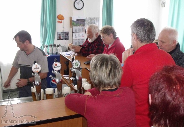 12_U pultu_Hodiny na zdi se otaceji zrcadlove.jpg